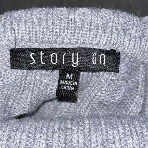 Story On cowl neck cropped cable knit sweater size M.  Excellent condition. - Picture 6 of 7